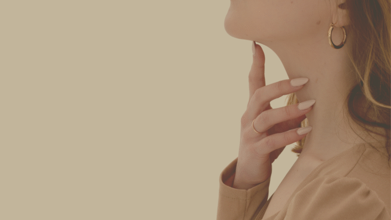 A lipoaspiração de papada é um dos procedimentos mais eficazes para tratar a gordurinha localizada abaixo do queixo e melhorar o contorno cervical. Neste artigo, você entenderá como a técnica funciona, suas indicações, cuidados pós-operatórios e quando é necessário associar outras abordagens, como o lifting cervical ou o laser Fotona, para potencializar os resultados